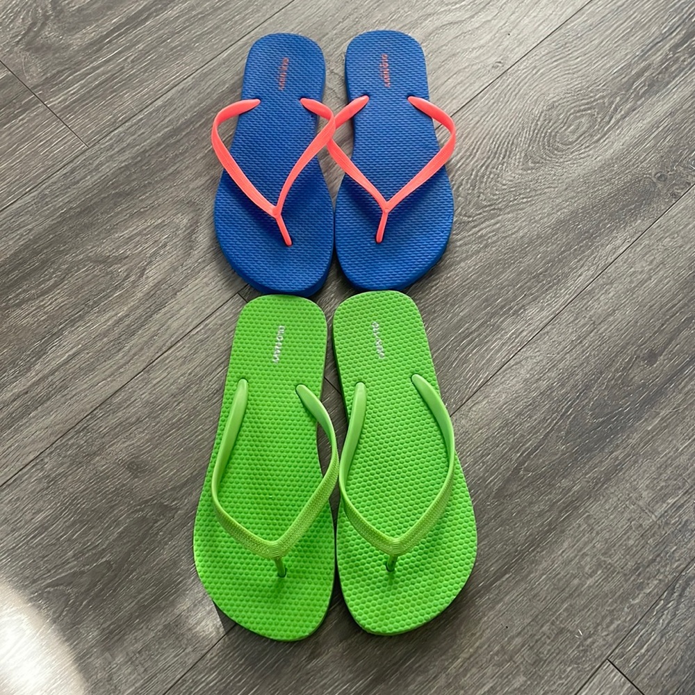 🚨FREE WITH ANY PURCHASE🚨                                Old Navy flips flops!